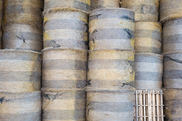 stockage de boules de foin dans une grange