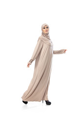 Naklejka premium Light. Beautiful arab woman posing in stylish hijab isolated on studio background with copyspace for ad. Fashion, beauty, style concept. Female model with trendy make up, manicure and accessories.