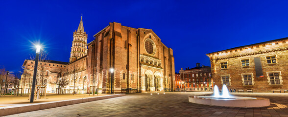 Obraz premium The Basilica of Saint Sernin illuminated at night, in Toulouse in Occitanie, France