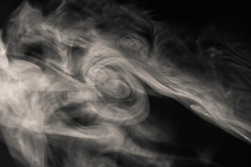 Abstrakte Rauchwolke vor schwarzem Hintergrund