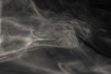 Abstrakte Rauchwolke vor schwarzem Hintergrund