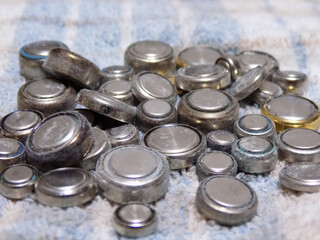 大量の使用済みボタン電池