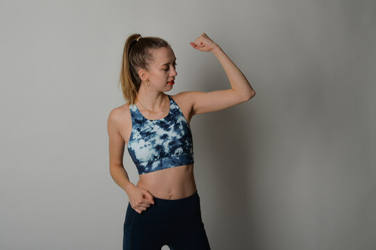 junge frau beim sport fitness spotlich fit