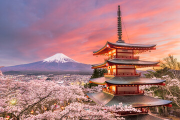 Obraz premium Fujiyoshida, Japan view of Mt. Fuji and Pagoda