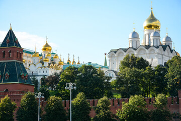 Fototapeta na wymiar MOSCOW, RUSSIA - AUGUST 31, 2020: Annunciation Cathedral view from Sofiyskaya Embankment