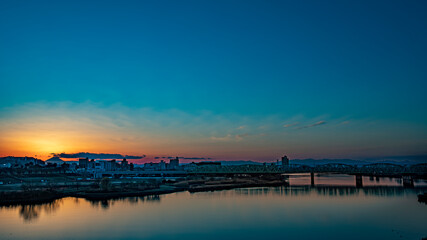 リバーフロントの都市風景
