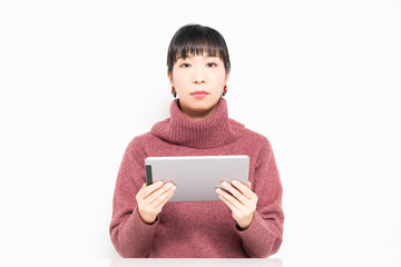 タブレットを使いながら怒っている女性
