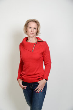 mittelalte blonde frau in roten pulli pullover casual modisch emotional lachend