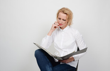 frau studiert unterlagen büro ablage  preisvergleich strimtarif tarif unterlagen