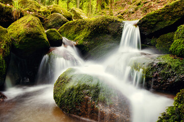 Wasserfall mit großen Steinen mit Moos