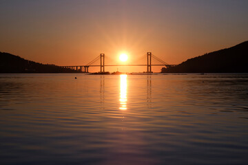 Fototapeta na wymiar Puesta de sol tras el puente de Rande en la ría de Vigo