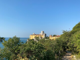 Fototapeta na wymiar Duino - Aurisina Sistiana Portopiccolo zwischen Venedig und Triest in der Nähe von Monfalcone Grado und Bibione - Rilke Wanderweg zum Schloss