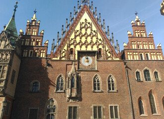 Fototapeta na wymiar Ayuntamiento en la plaza de mercado de Wroclaw, Breslavia en Polonia