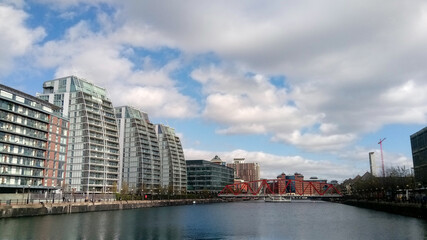 Fototapeta premium The Quays y Ship canal en Manchester, Inglaterra, Reino Unido
