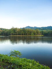 Obraz premium beautiful landscape of mountain lake under the morning sunlight at Chet Kod-Pong Kon Sao, Khao Yai National Park, Saraburi, Thailand.