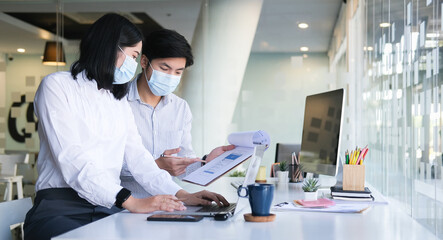 Obraz premium Business people analysing and discussing online data with laptop computer in office. 