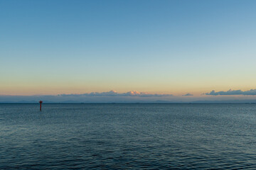 Naklejka premium 夕暮れ時の静かな海