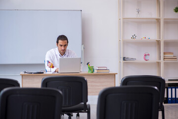 Fototapeta premium Young male doctor giving seminar in the classroom