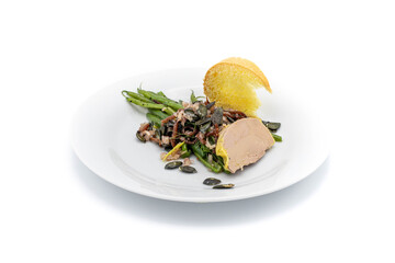 Foie gras gastronomique, dressage dans une assiette blanche de restaurant