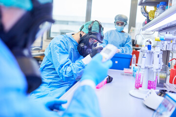 Forscher Team arbeitet an Covid-19 Impfstoff im Labor