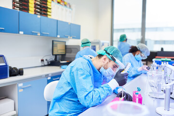 Fototapeta premium Forscher von Pharma Firma arbeiten an Covid-19 Impfstoff