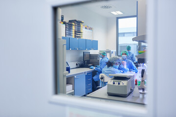 Forscher Team arbeitet an Covid-19 Impfstoff im Labor