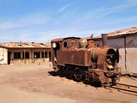 Vieille locomotive rouill&eacute;e dans le village fant&ocirc;me de de Humberstone au Chili