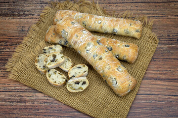 petit pain aux olives sur une table en bois