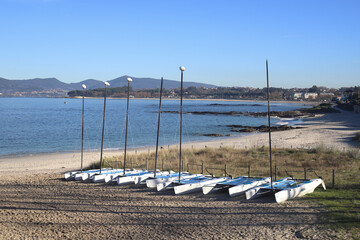 playa con barcas en Vigo - 403054700