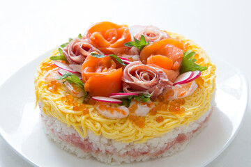 和食、散らし寿司、ケーキの形の海鮮寿司