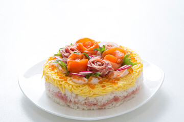 和食、散らし寿司、ケーキの形の海鮮寿司