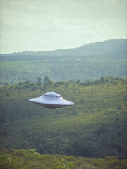 OVNI, objet volant non identifié, gravitant au-dessus de la forêt et des chaînes de montagnes. Chemin de détourage inclus.