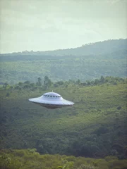 Gartenposter UFO, nicht identifiziertes Flugobjekt, das über den Wald und die Bergketten schwebt. Beschneidungspfad enthalten. © ktsdesign