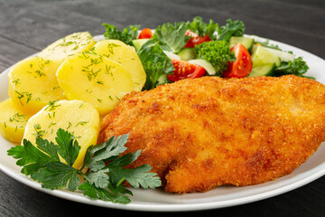 smażone filety z kurczaka z ziemniakami i surówką