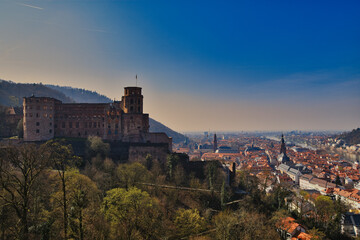 Blick auf Schloss Heidelberg und Heidelberg Stadt im späten Nachmittagslicht bei klarem sonnigen...
