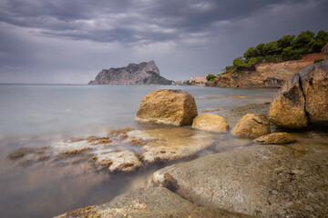Pe&ntilde;on de Ifach con unas rocas de primer plano