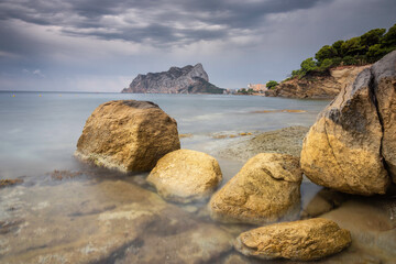 Pe&ntilde;on de Ifach con unas rocas de primer plano