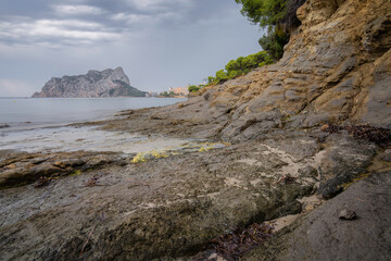 Pe&ntilde;on de Ifach con unas rocas de primer plano