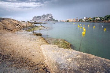 Pe&ntilde;on de Ifach con unas rocas de primer plano