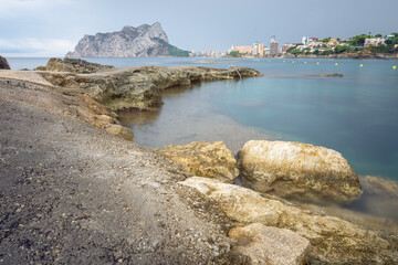 Pe&ntilde;on de Ifach con unas rocas de primer plano