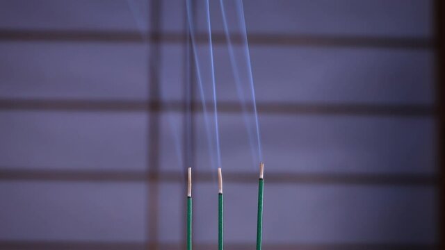 焼香の線香イメージ