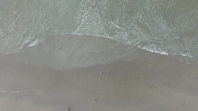 drone na praia imagem a&eacute;rea das ondas