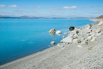 Fototapeta na wymiar Turquoise blue water of snow feed scenic Lake Pukaiki
