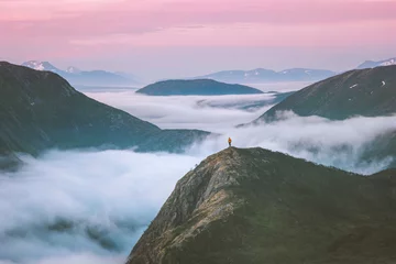 Türaufkleber Hell-pink Reisende, die über Bergwolken wandern und Norwegens Sonnenuntergangslandschaft genießen, reisen Abenteuer-Lifestyle-Urlaub im Freien, epische Reise