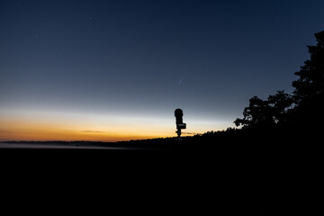 Komet Neowise am Abend mit einer Kamera im Vordergrund