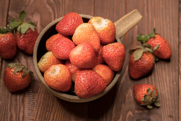 Overview of bowl of strawberries.