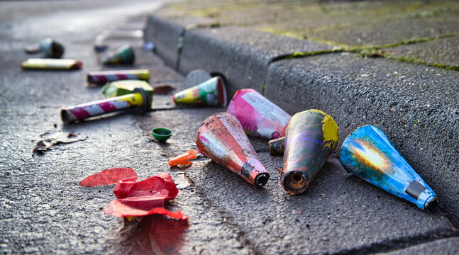 Nach der Silvester Knallerei liegen am nächsten Tag die alten Bäller und abegbrannten Feuerwerkskörper als Müll auf der Straße