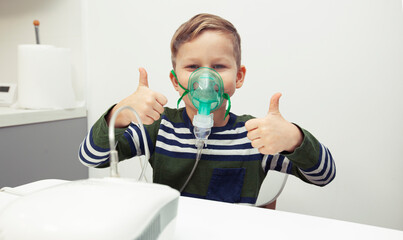 The kid breathe through the nebulizer