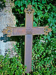 Ein altes Kreuz vom Friedhof aus Eisen