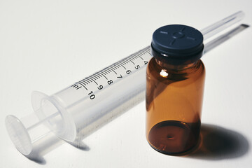 Jeringa y bote de medicina